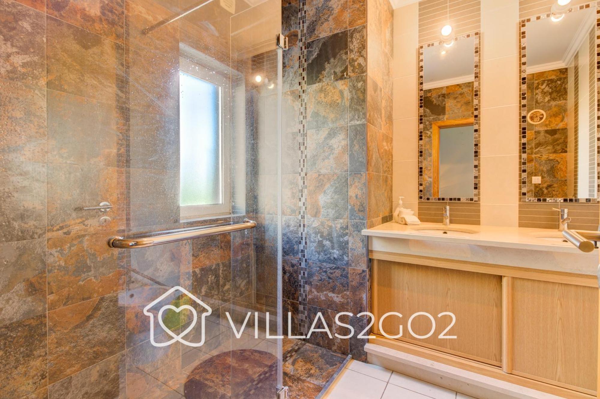 Villa Grace - 5 Bedroom With Swimming Pool *